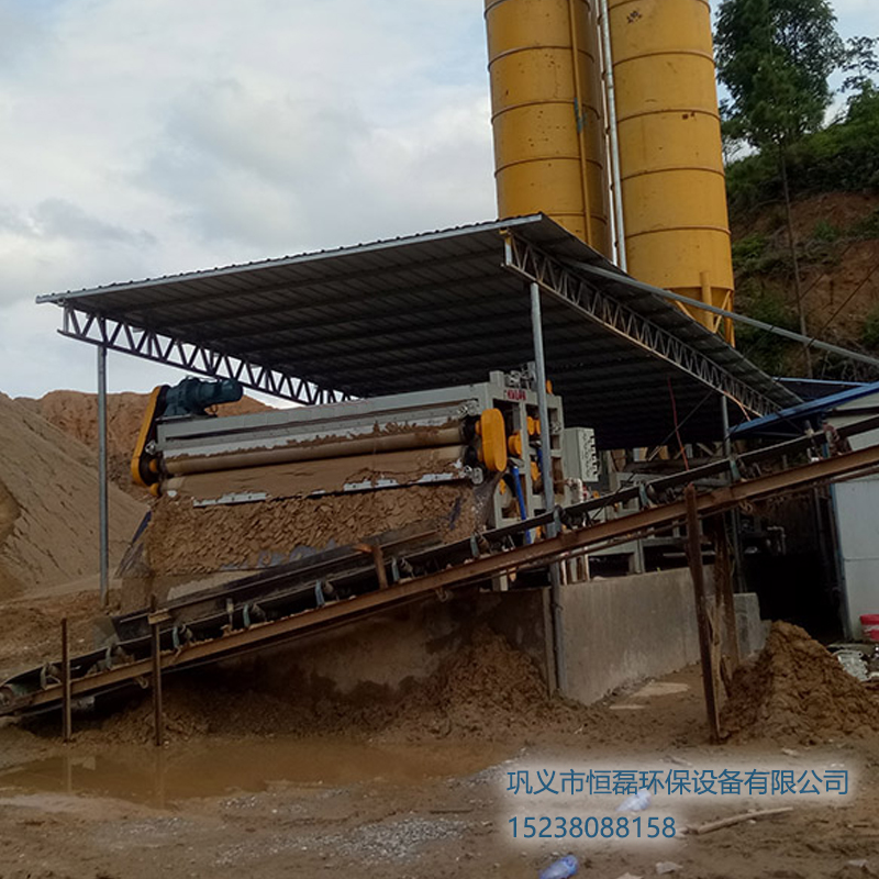 扶余市浙江李總洗沙場(chǎng)2000型帶式壓濾機(jī)工作現(xiàn)場(chǎng)